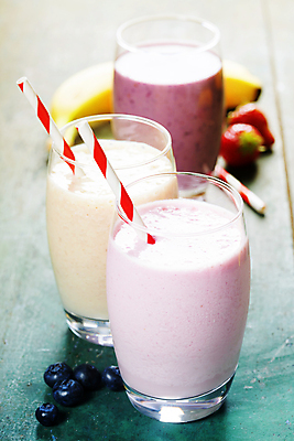 포토 JPG 해외이미지 음료 잔 실내 사람없음 나무바닥 베리스무디 세잔 스무디 바나나스무디 딸기스무디 해외202004 해외포토 식기 바닥 3 내부 파일형식