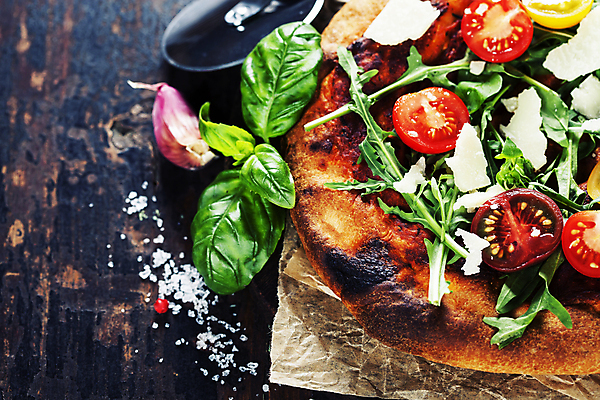 포토 JPG 해외이미지 방울토마토 피자 실내 마늘 사람없음 이탈리아음식 나무바닥 소금 바질 루꼴라 해외202004 해외포토 토마토 채소 바닥 패스트푸드 서양음식 내부 파일형식