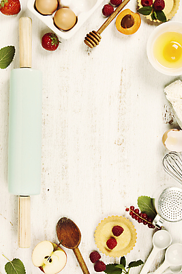 포토 JPG 해외이미지 그릇 딸기 사람없음 하이앵글 계란 민트 계란껍데기 흰배경 산딸기 밀가루 거품기 밀대 계량스푼 나무숟가락 계란판 살구 크랜베리 타르트 허니디퍼 카피스페이스 해외202004 해외포토 식기 열매 빵 뷰포인트 백그라운드 과일 주방용품 알 숟가락 공백 흰색 도구 가루 허브 파이_빵 파일형식