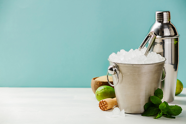 포토 JPG 해외이미지 실내 사람없음 얼음 칵테일 민트 라임 쉐이커 얼음통 셰이커 민트색배경 해외202004 해외포토 자연요소 백그라운드 과일 주류 내부 허브 민트색 파일형식