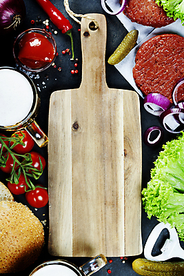 포토 JPG 해외이미지 식재료 방울토마토 검은배경 맥주 패스트푸드 실내 사람없음 햄버거 상추 케첩 피클 홍고추 패티 병따개 나무도마 수제햄버거 적양파 햄버거빵 종이호일 해외202004 해외포토 빵 백그라운드 토마토 채소 고추 양파 도마 주류 내부 목재 검은색 소스_음식 인스턴트 절임 파일형식