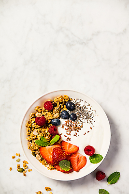 포토 JPG 해외이미지 그릇 잎 딸기 곡류 실내 사람없음 하이앵글 시리얼 흰배경 블루베리 산딸기 대리석 요거트 카피스페이스 그래놀라 해외202004 해외포토 식물 식기 음식 뷰포인트 백그라운드 과일 재료 유제품 내부 공백 흰색 파일형식