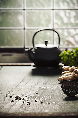 포토 JPG 해외이미지 창문 실내 사람없음 찻주전자 생강 찻잎 생강차 해외202004 차거름망 해외포토 채소 주전자 내부 차_음료 파일형식