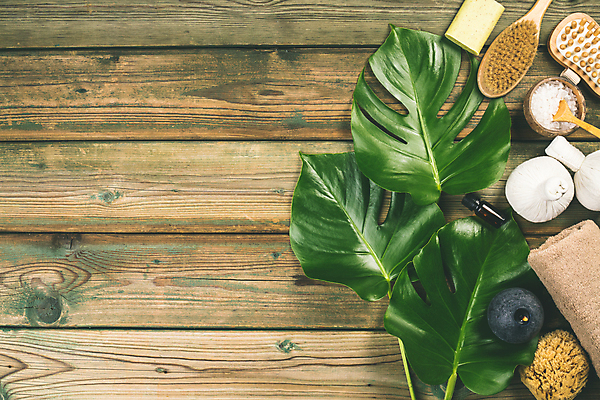 포토 JPG 해외이미지 잎 실내 사람없음 하이앵글 수건 나무바닥 아로마 아로마테라피 브러쉬빗 허브볼 카피스페이스 아로마오일 입욕소금 해외202004 해외포토 식물 뷰포인트 바닥 내부 위생용품 공백 미용용품 오일_화장품 소금 테라피 파일형식