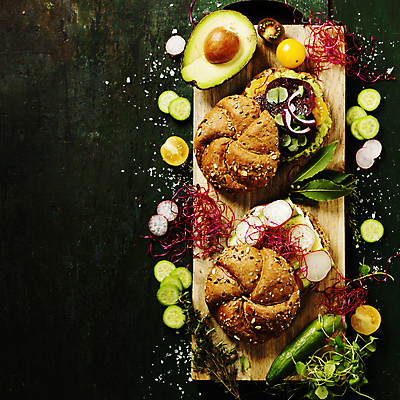 포토 JPG 해외이미지 빵 방울토마토 검은배경 오이 샌드위치 사람없음 하이앵글 소금 아보카도 나무도마 사프란 적환무 카피스페이스 해외202004 해외포토 음식 뷰포인트 백그라운드 토마토 채소 과일 도마 목재 검은색 공백 무 향신료 파일형식