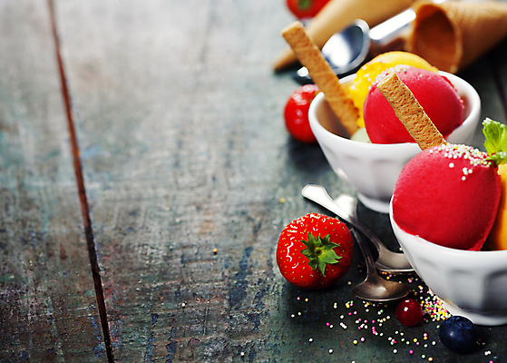 포토 JPG 해외이미지 그릇 딸기 아이스크림 디저트 실내 사람없음 아웃포커스 달콤 담기 나무바닥 해외202004 해외포토 식기 음식 과일 모션 바닥 촬영기법 내부 맛 파일형식