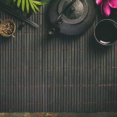 포토 JPG 해외이미지 꽃 실내 사람없음 하이앵글 찻잔 다기 찻주전자 찻잎 나무젓가락 열대잎 젓가락받침대 카피스페이스 해외202004 차거름망 해외포토 식물 뷰포인트 잎 젓가락 주전자 잔 내부 차_음료 공백 다도 수저받침대 파일형식