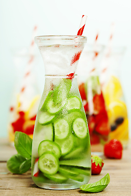 포토 JPG 해외이미지 음료 딸기 유리병 오이 빨대 사람없음 아웃포커스 물 나무바닥 산딸기 라임 디톡스 해외202004 해외포토 자연요소 채소 과일 병_용기 바닥 촬영기법 건강 파일형식