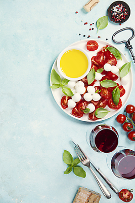 포토 JPG 해외이미지 접시 포크 와인잔 방울토마토 실내 사람없음 하이앵글 와인 나이프 올리브오일 파란배경 바질 와인오프너 모짜렐라치즈 통후추 카피스페이스 해외202004 해외포토 식기 뷰포인트 백그라운드 토마토 술잔 치즈 주류 내부 파란색 공백 칼 기름_음식 후추 병따개 파일형식