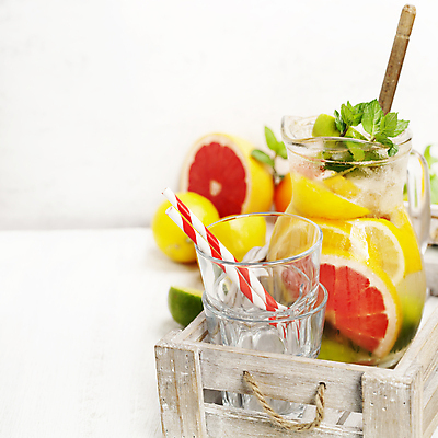 포토 JPG 해외이미지 음료 잔 빨대 사람없음 물 민트 자몽 흰배경 라임 나무숟가락 유리주전자 디톡스 해외202004 해외포토 자연요소 식기 백그라운드 과일 유리 주전자 건강 숟가락 흰색 허브 파일형식