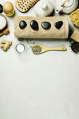 포토 JPG 해외이미지 실내 사람없음 하이앵글 수건 찻주전자 흰배경 아로마 아로마테라피 스톤 허브볼 카피스페이스 해외202004 해외포토 뷰포인트 백그라운드 주전자 내부 위생용품 공백 흰색 테라피 파일형식