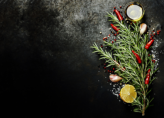 포토 JPG 해외이미지 검은배경 실내 마늘 사람없음 레몬 허브 홍고추 유리그릇 로즈메리 통후추 카피스페이스 해외202004 해외포토 식물 그릇 백그라운드 채소 과일 유리 고추 내부 검은색 공백 후추 파일형식