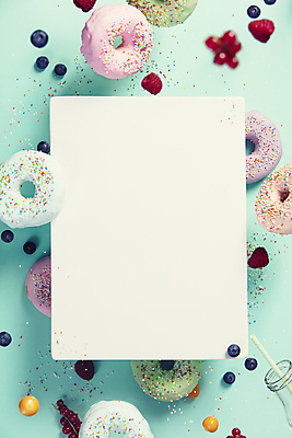 포토 JPG 해외이미지 디저트 프레임 실내 사람없음 도넛 달콤 파란배경 블루베리 산딸기 스프링클 카피스페이스 해외202004 해외포토 음식 백그라운드 과일 내부 장식 파란색 공백 맛 파일형식