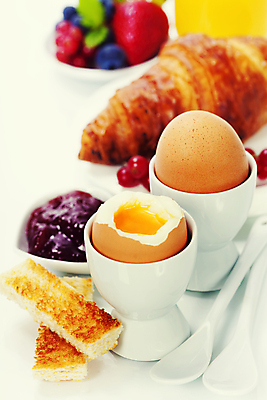 포토 JPG 해외이미지 실내 근접촬영 사람없음 계란 숟가락 아침식사 잼 크루아상 흰배경 토스트 삶은계란 계란꽂이 해외202004 해외포토 빵 뷰포인트 백그라운드 수저 내부 알 식사 흰색 소스_음식 계란요리 꽂이 파일형식