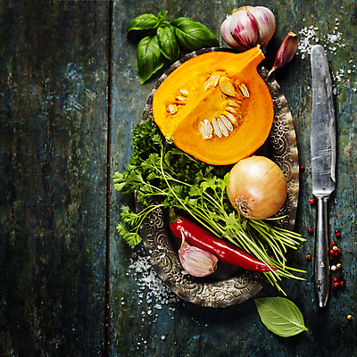 포토 JPG 해외이미지 스튜디오촬영 접시 고추 호박 양파 실내 마늘 사람없음 아웃포커스 하이앵글 나무바닥 바질 단호박수프 버터나이프 해외202004 해외포토 식기 뷰포인트 채소 바닥 촬영기법 내부 나이프 수프 파일형식