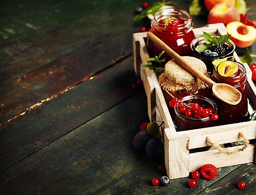 포토 JPG 해외이미지 딸기 유리병 디저트 사람없음 나무상자 유기농 블루베리 산딸기 복숭아 자두 나무숟가락 과일잼 나무탁자 크랜베리 카피스페이스 해외202004 해외포토 웰빙 열매 음식 과일 탁자 병_용기 상자 숟가락 공백 잼 파일형식