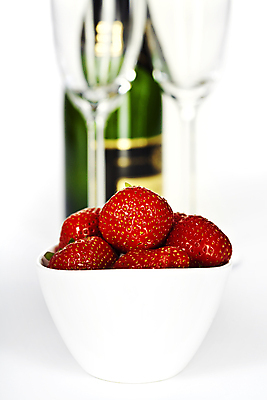 포토 JPG 해외이미지 백그라운드 딸기 디저트 사람없음 와인 낭만 샴페인 건배 카피스페이스 국경 해외202004 해외포토 음식 컨셉 과일 주류 공백 파일형식