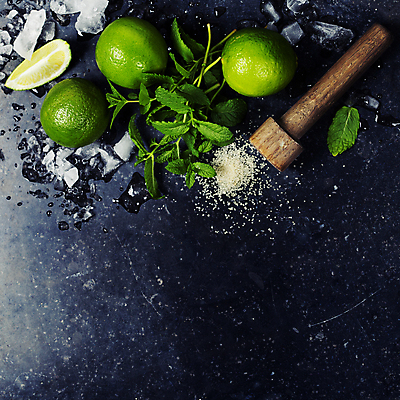 포토 JPG 해외이미지 검은배경 사람없음 하이앵글 얼음 설탕 민트 라임 모히토 카피스페이스 해외202004 해외포토 자연요소 뷰포인트 백그라운드 과일 검은색 공백 칵테일 허브 파일형식