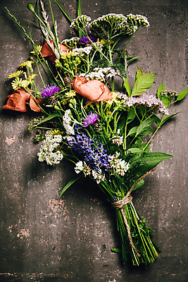 포토 JPG 해외이미지 꽃다발 회색배경 실내 사람없음 들꽃 노끈 해외202004 해외포토 꽃 줄 백그라운드 내부 회색 파일형식