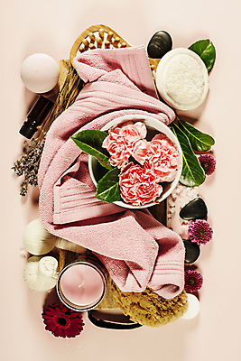포토 JPG 해외이미지 그릇 꽃 잎 실내 사람없음 하이앵글 수건 머리빗 담기 스파용품 거베라 향초 아로마테라피 라벤더 스톤 허브볼 분홍색배경 아로마오일 해외202004 해외포토 식물 식기 뷰포인트 분홍색 백그라운드 초 모션 내부 위생용품 스파 미용용품 오일_화장품 허브 오브젝트 테라피 파일형식
