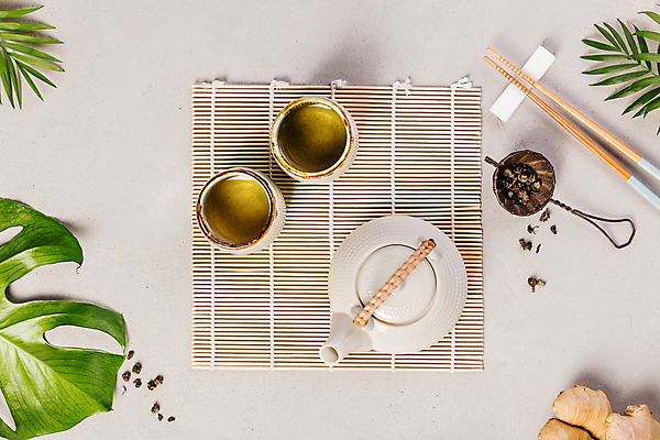 포토 JPG 해외이미지 실내 사람없음 하이앵글 도자기 찻잔 찻주전자 생강 찻잎 나무젓가락 나무발 베이지색배경 플랫레이 해외202004 차거름망 해외포토 뷰포인트 백그라운드 채소 젓가락 주전자 잔 내부 차_음료 플랫 베이지색 파일형식