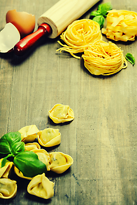 포토 JPG 해외이미지 식재료 실내 사람없음 계란껍데기 준비 나무바닥 바질 반죽밀대 파스타면 탈리아텔레 토르텔리니 해외202004 해외포토 바닥 파스타 내부 계란 면류 밀대 파일형식