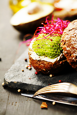 포토 JPG 해외이미지 빵 포크 실내 사람없음 아웃포커스 나이프 이탈리아음식 애피타이저 아보카도 돌판 브루스케타 해외202004 해외포토 식기 음식 과일 서양음식 촬영기법 내부 돌_바위 칼 파일형식