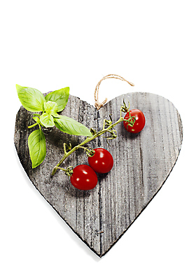포토 JPG 해외이미지 방울토마토 실내 사람없음 하트 흰배경 바질 나무도마 해외202004 해외포토 모양 백그라운드 토마토 도마 내부 목재 흰색 파일형식