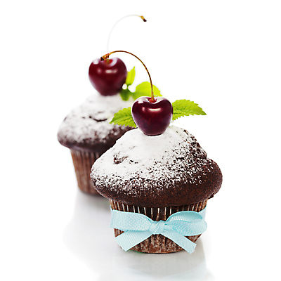 포토 JPG 해외이미지 리본 실내 사람없음 체리 달콤 컵케이크 민트 흰배경 슈가파우더 초코맛 해외202004 해외포토 백그라운드 과일 내부 케이크 초콜릿 흰색 맛 허브 파일형식