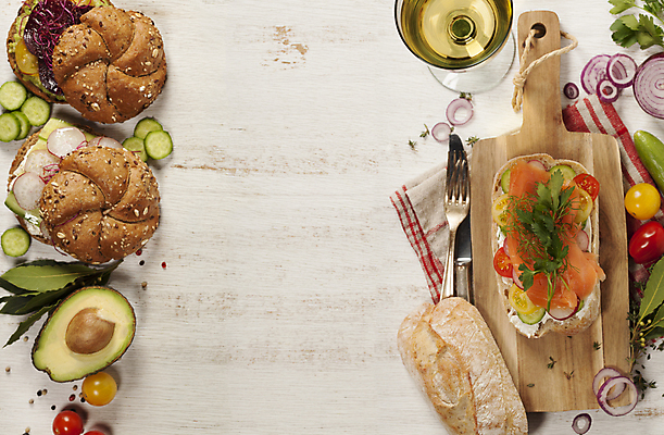 포토 JPG 해외이미지 빵 포크 오이 치즈 도마 실내 샌드위치 사람없음 하이앵글 와인 나이프 카나페 토스트 연어 아보카도 연어요리 연어회 플랫레이 해외202004 해외포토 식기 음식 뷰포인트 채소 과일 주방용품 유제품 주류 서양음식 어류 내부 생선회 플랫 칼 파일형식