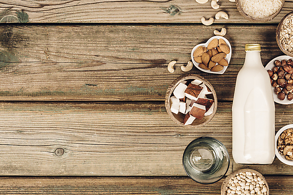 포토 JPG 해외이미지 접시 실내 사람없음 우유 견과류 우유병 나무바닥 호두 코코넛 아몬드 대두 카피스페이스 귀리 해외202004 해외포토 식기 과일 병_용기 유제품 곡류 바닥 내부 공백 파일형식