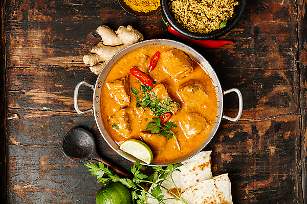 포토 JPG 해외이미지 그릇 고추 밥 실내 사람없음 하이앵글 냄비 나무바닥 인도음식 카레 생강 나무숟가락 동남아음식 마살라 해외202004 해외포토 식기 음식 뷰포인트 채소 바닥 내부 숟가락 솥 동양음식 파일형식