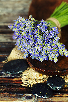 포토 JPG 해외이미지 꽃다발 실내 사람없음 스파 조약돌 묶기 노끈 라벤더 나무접시 나무탁자 해외202004 해외포토 접시 꽃 줄 모션 탁자 내부 돌_바위 허브 파일형식