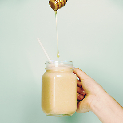 포토 JPG 해외이미지 손 건강 들기 신체부위 주스 머그컵 잡기 붓기 채식 꿀 다이어트음식 스무디 저칼로리식단 허니디퍼 해외202004 해외포토 음료 다이어트 모션 사람 컵 도구 식단 저칼로리 파일형식