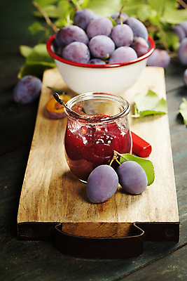 포토 JPG 해외이미지 그릇 잎 유리병 디저트 사람없음 숟가락 유기농 자두 과일잼 나무도마 나무탁자 해외202004 해외포토 식물 식기 웰빙 음식 과일 탁자 병_용기 도마 수저 목재 잼 파일형식