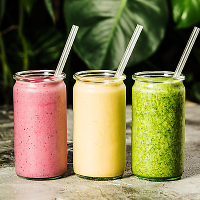 포토 JPG 해외이미지 음료 잔 실내 빨대 사람없음 야채주스 세잔 야채음료 열대잎 바나나스무디 딸기스무디 해외202004 해외포토 식기 잎 3 내부 주스 스무디 파일형식