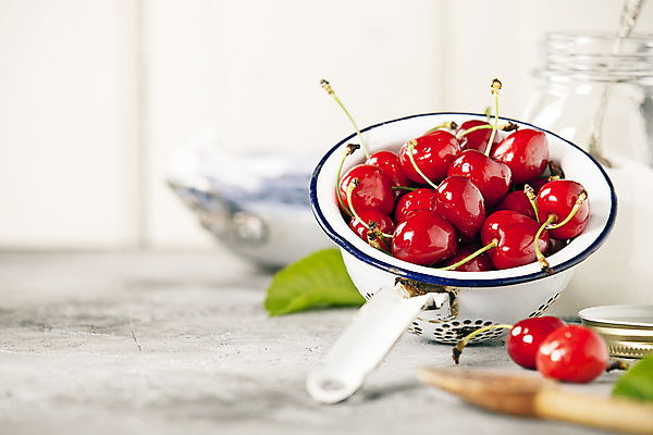 포토 JPG 해외이미지 유리병 사람없음 아웃포커스 숟가락 채망 체리 소프트포커스 잼 설탕 흰배경 담기 나무숟가락 해외202004 해외포토 백그라운드 과일 모션 주방용품 병_용기 촬영기법 수저 흰색 소스_음식 파일형식