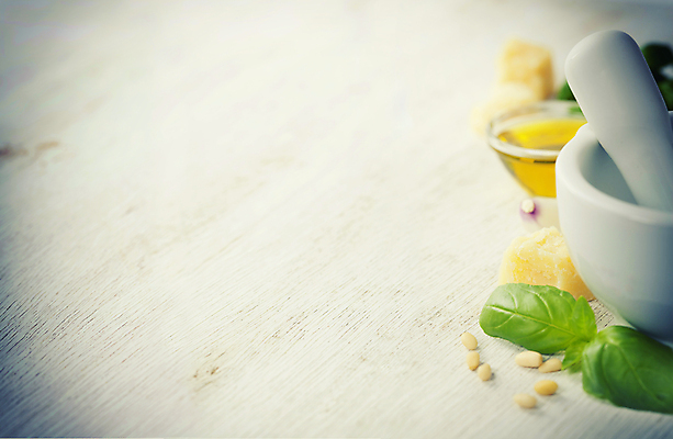 포토 JPG 해외이미지 치즈 실내 사람없음 이탈리아음식 올리브오일 흰배경 잣 바질 막자사발 카피스페이스 해외202004 해외포토 백그라운드 유제품 서양음식 내부 공백 견과류 흰색 사발 기름_음식 파일형식