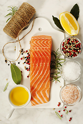 포토 JPG 해외이미지 도마 실내 사람없음 하이앵글 끈 레몬 메뉴 날것 소금 연어 후추 바질 연어요리 연어회 플랫레이 해외202004 해외포토 음식 뷰포인트 과일 주방용품 어류 내부 생선회 플랫 향신료 파일형식
