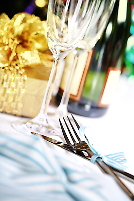 포토 JPG 해외이미지 식기 별 리본 백그라운드 포크 사람없음 빛 와인 화환 거품 낭만 장식볼 샴페인 건배 설정 카피스페이스 해외202004 해외포토 자연요소 꽃 컨셉 주류 장식 공백 파일형식