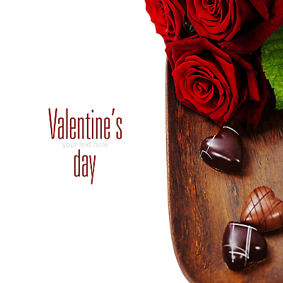 포토 JPG 해외이미지 실내 발렌타인데이 사랑 사람없음 장미 초콜릿 오브젝트 흰배경 나무쟁반 해외202004 해외포토 꽃 감정 백그라운드 데이이벤트 디저트 쟁반 내부 목재 흰색 파일형식
