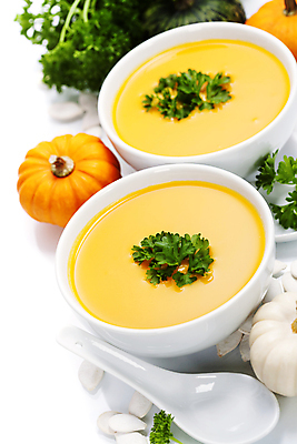 포토 JPG 해외이미지 스튜디오촬영 그릇 호박 실내 마늘 사람없음 아웃포커스 숟가락 흰배경 단호박수프 해외202004 해외포토 식기 백그라운드 채소 촬영기법 수저 내부 흰색 수프 파일형식