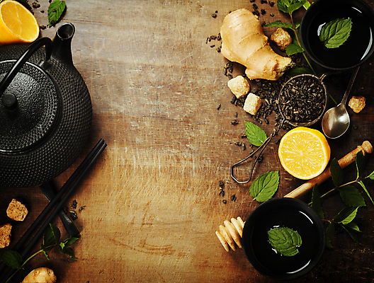 포토 JPG 해외이미지 잎 실내 사람없음 하이앵글 숟가락 찻잔 다기 찻주전자 설탕 레몬 생강 찻잎 나무젓가락 나무탁자 젓가락받침대 허니디퍼 카피스페이스 해외202004 해외포토 식물 뷰포인트 채소 과일 젓가락 탁자 주전자 잔 수저 내부 차_음료 공백 도구 다도 수저받침대 파일형식