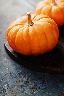 포토 JPG 해외이미지 호박 실내 사람없음 농작물 두개 가을 나무바닥 나무도마 해외202004 해외포토 계절 2 농업 채소 바닥 도마 내부 목재 파일형식