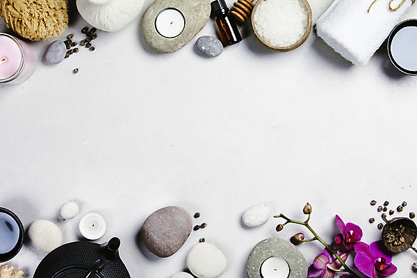 포토 JPG 해외이미지 꽃 프레임 실내 사람없음 하이앵글 수건 흰배경 아로마 향초 아로마테라피 스톤 카피스페이스 아로마오일 입욕소금 해외202004 해외포토 식물 뷰포인트 백그라운드 초 내부 위생용품 공백 흰색 미용용품 오일_화장품 소금 테라피 파일형식