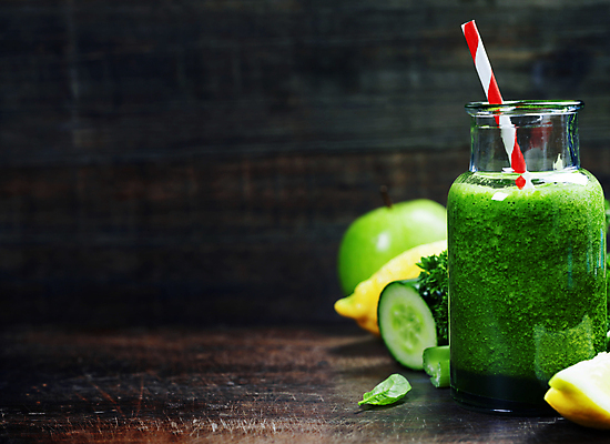 포토 JPG 해외이미지 음료 잔 실내 사람없음 야채주스 나무바닥 건강식 다이어트음식 스무디 야채음료 디톡스 해외202004 해외포토 식기 음식 다이어트 바닥 건강 내부 주스 파일형식