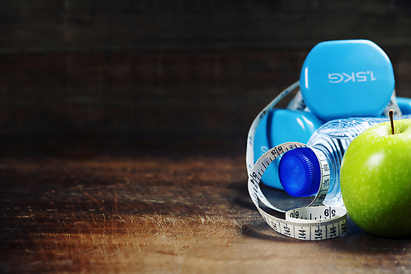 포토 JPG 해외이미지 다이어트 줄자 사람없음 아령 사과 물병 오브젝트 나무바닥 해외202004 해외포토 과일 바닥 자 건강 물통 파일형식