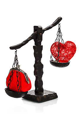 포토 JPG 해외이미지 돈 실내 사랑 사람없음 하트 비교 지갑 선택 오브젝트 무거움 양팔저울 저울질 해외202004 해외포토 모양 감정 컨셉 저울 내부 재산 무게 파일형식