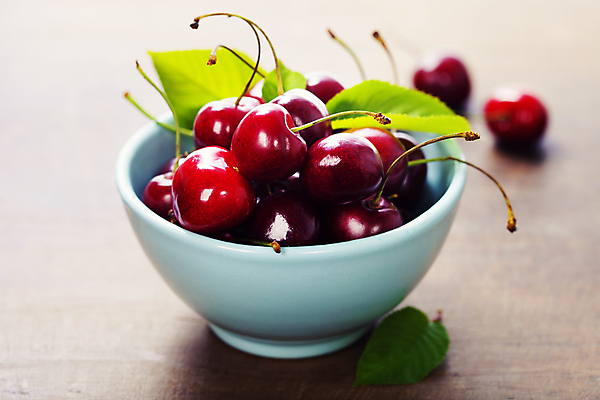 포토 JPG 해외이미지 그릇 잎 사람없음 체리 나무탁자 해외202004 해외포토 식물 식기 과일 탁자 파일형식