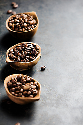 포토 JPG 해외이미지 회색배경 실내 사람없음 원두 담기 나무그릇 해외202004 해외포토 그릇 커피 백그라운드 모션 내부 목재 회색 파일형식